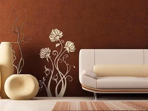Nếu không có điều kiện sơn lại tường, bạn vẫn có thể khiến phòng khách nổi bật hơn với những điểm nhấn trên tường. Những tấm giấy dán tường hình hoa giống như thể mang sắc xuân vào nhà bạn.