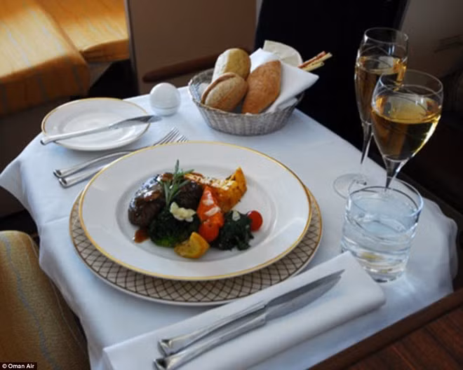 Bữa ăn dành cho khách hạng nhất và hạng thương gia của hãng Oman Air được phục vụ trên đồ sứ cao cấp, tập trung vào các nguyên liệu tươi ngon theo mùa.