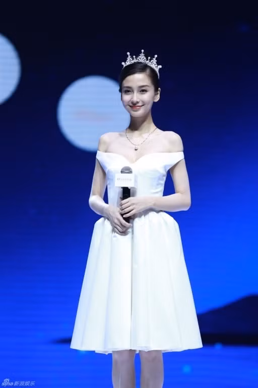 Điểm nhấn của lễ cưới sắp tới chính là chiếc vương miệng có gắn viên kim cương hơn 6 carat có giá thành lên tới 6 con số mà Angela sẽ đeo trong suốt buổi tiệc. Chiếc vương miệng kim cương đắt đỏ là do Huỳnh Hiểu Minh đặt thiết kế riêng để trao cho cô dâu trong ngày cưới.