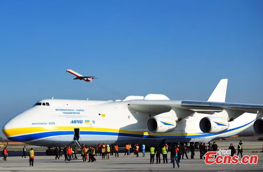 Máy bay An-225 của hãng vận tải hàng không Antonov, Ukraine hiện là máy bay vận tải lớn nhất thế giới, với tải trọng lên tới 640 tấn.