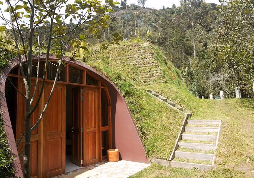 Cũng giống như kiểu nhà Hobbit, những ngôi nhà này được thiết kế để mọi người sinh hoạt dưới một lớp đất và cỏ.