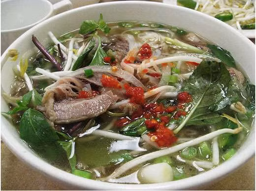 Bát phở AnQi được làm từ bánh phở đặc biệt – loại phở phân tử được biến đổi nhờ ảnh hưởng vật lý và hóa học.