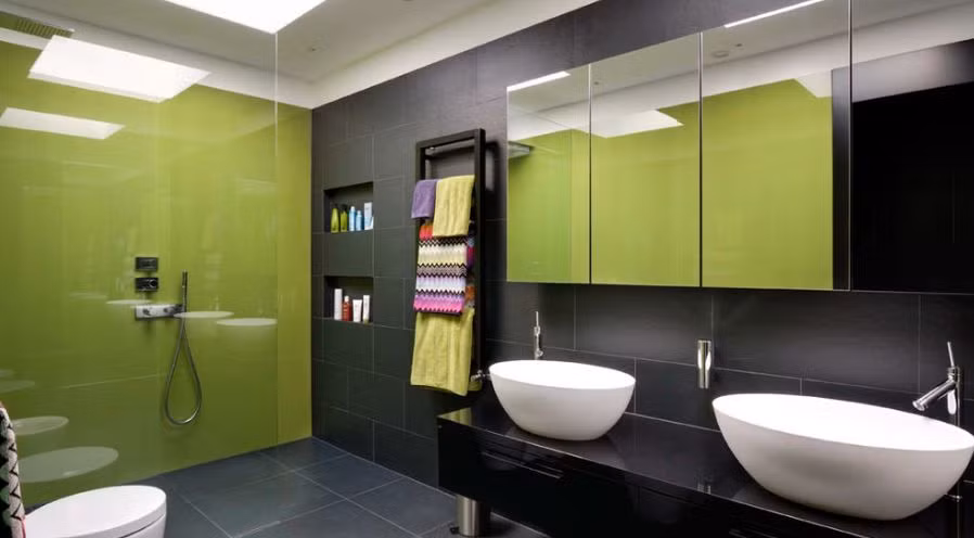 Ốp tường màu vàng chanh nổi bật lên giữa không gian phòng tắm màu đen-trắng.