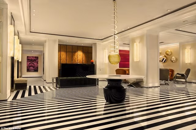 Khách sạn còn liên kết với cửa hàng trang phục sang trọng Bergdorf Goodman nên khách hàng có chọn quần áo ngay cả lúc nửa đêm. Thậm chí, bạn có thể lựa chọn vài kiểu tóc ưa thích tại salon Frederic Fekkai và có tài xế lái xe riêng.