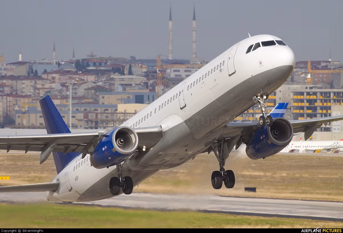 A321 là dòng máy bay chở khách thân hẹp, bay tầm ngắn đến trung bình do hãng Airbus sản xuất.