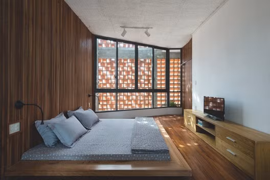 Phòng ngủ với thiết kế cửa sổ độc đáo mang đến sự tươi mới cho căn phòng.