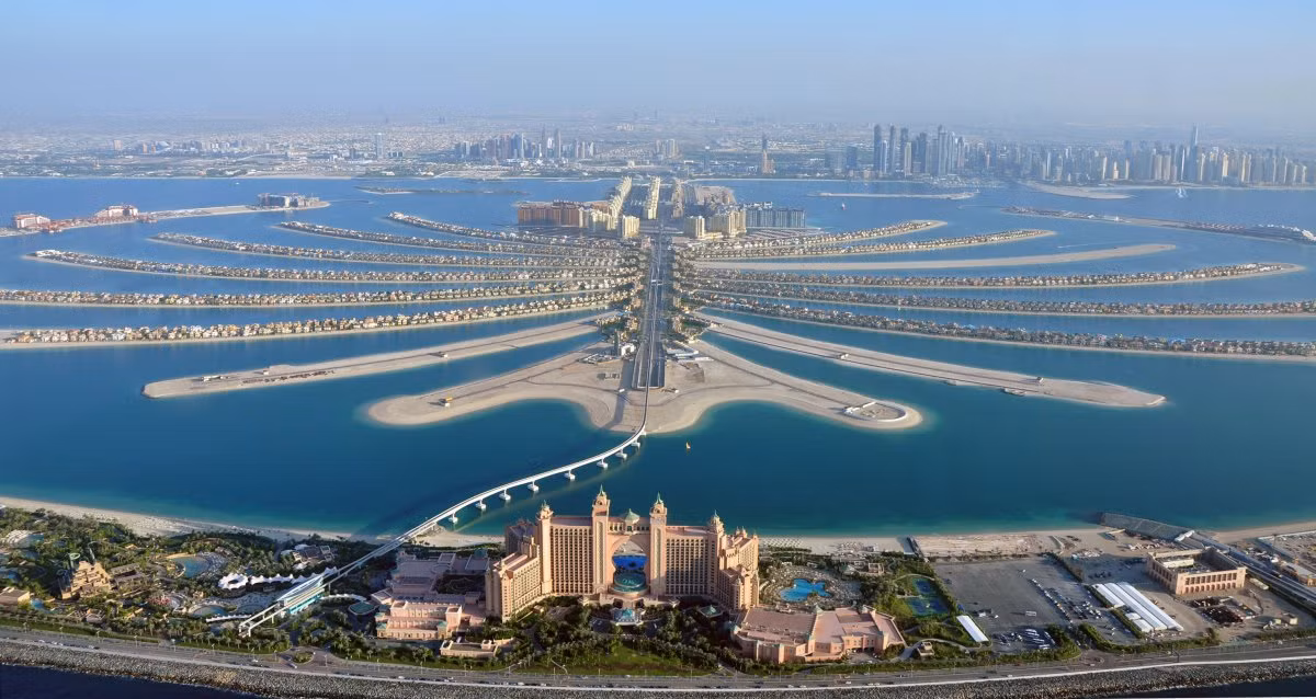 Trong ảnh là khách sạn Atlantis nằm ở điểm đầu của quần đảo. Dự án The Palms có thể được nhìn thấy từ vệ tinh.
