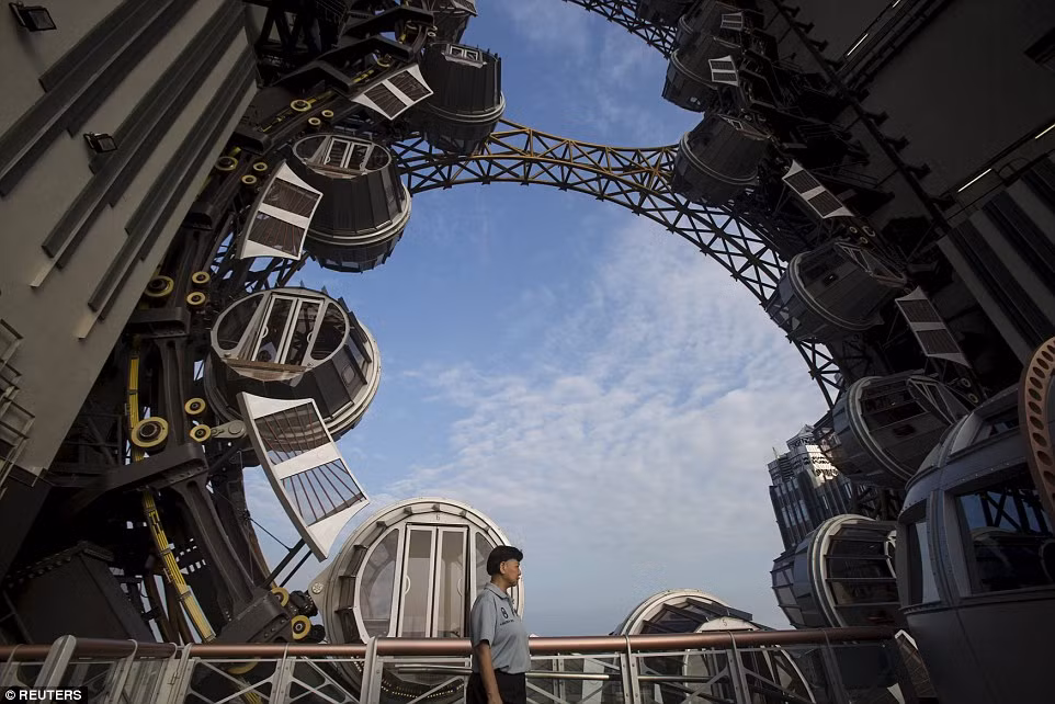 Bánh xe Ferris, cao khoảng 130 mét, nằm giữa các tòa tháp.