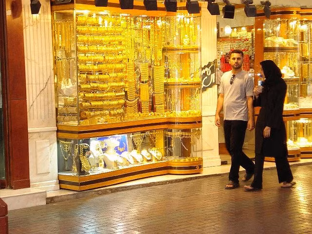 Nổi tiếng trên thế giới từ những năm 40, chợ vàng Gold Souk buôn bán số lượng vàng ước tính 10 tấn mỗi ngày.