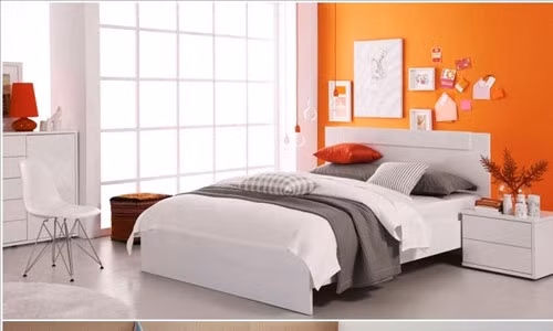Sơn tường với màu sắc nổi bật khiến phòng ngủ ấm cúng hơn.