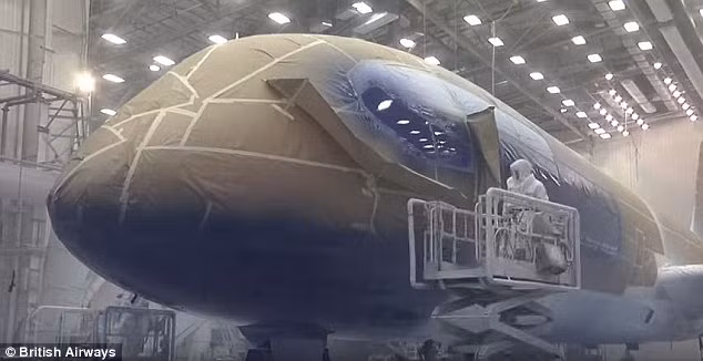Các công nhân của hãng Boeing đang tiến hành lắp đặt mọi thứ, từ các tấm ốp trần cho tới nhà vệ sinh. Cuối cùng là công đoạn phun sơn.