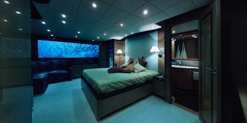 Lovers Deep (St. Lucia): Bạn sẽ phải trả tới 150.000 USD mới có thể được thưởng thức một đêm tại Lovers Deep. Lovers Deep khác biệt với tất cả vì đây là khách sạn tàu ngầm. Thay vì ở một nơi ngắm nhìn đại dương, bạn có thể lướt đi bất cứ nơi đâu tùy thích. Có lẽ một phần vì sự khác biệt ấy mà giá cả của nó đắt không thể tưởng tượng.