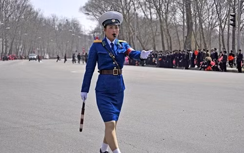 Do điện nguồn điện thiếu thốn nên nhà chức trách địa phương ở Triều Tiên không bật đèn đường vào buổi tối. Thay vào đó, các cảnh sát giao thông sẽ là người phân luồng.