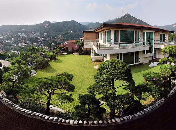 Rất nhiều chính trị gia, các doanh nhân hay nghệ sĩ nổi tiếng và một bộ phận không nhỏ những người ngoại quốc đã lựa chọn Pyeongchang-dong để xây dựng nên những ngôi biệt thự độc đáo, tạo thành một khu nhà giàu nổi tiếng ở thủ đô Seoul.