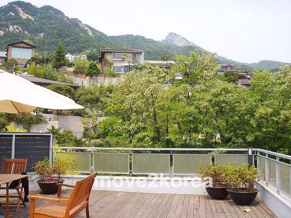 Nơi đây rất mát mẻ với nền nhiệt độ luôn thấp hơn ở khu trung tâm từ 2 đến 3 độ C. Do đó, vào những ngày mùa hè nắng nóng, các gia đình sống ở Pyeongchang-dong cũng không cần dùng đến điều hòa.