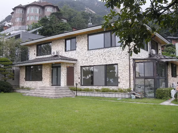 Không giống như khu "nhà giàu" Gangnam với lối sống nhộn nhịp và sôi động, khu Pyeongchang-dong lại có không khí trong lành và yên bình, cùng với khung cảnh đẹp tuyệt vời. Có lẽ chính vì những lý do này mà Pyeongchang-dong được mệnh danh là khu vực đáng sống nhất ở Seoul.