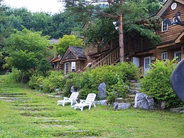 Hầu hết biệt thự tại Pyeongchang-dong đều có sân vườn rộng rãi với nhiều cây xanh tạo ra một môi trường sống trong lành và lý tưởng.