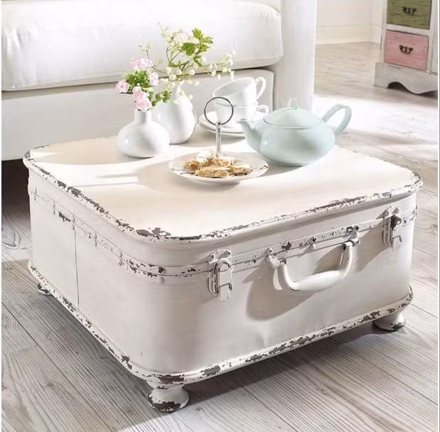 Những chiếc va li cũ cũng có thể được tái sử dụng thành bàn tiếp khách.