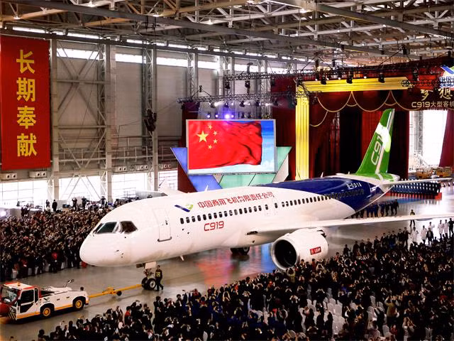 Mới đây, COMAC cũng giới thiệu máy bay chở khách cỡ lớn sản xuất nội địa đầu tiên C919, sức chứa 168 hành khách.
