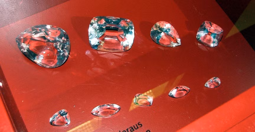 2. Viên kim cương Cullinan, trị giá 400 triệu USD: Cullinan là một viên kim cương hình quả lê nặng 530,20 carat, là “ngôi sao” của châu Phi. Cullinan được phát hiện vào năm 1905 tại mỏ Premier ở Nam Phi. Nó được đặt tên theo chủ của công ty khai thác mỏ - Thomas Cullinan. Viên kim cương mất 8 tháng để cắt thành 9 viên nhỏ. Hai trong số 9 viên kim cương nhỏ đang được gắn trên vương miện của nữ hoàng Anh.