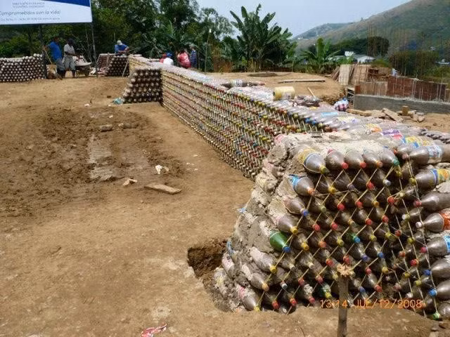 Ngôi nhà được xây dựng từ khoảng 8.000 chai nhựa.
