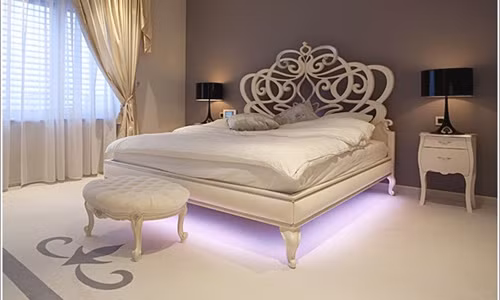 Đèn gầm giường màu tím mộng mơ khiến căn phòng dịu mắt, ấm cúng.