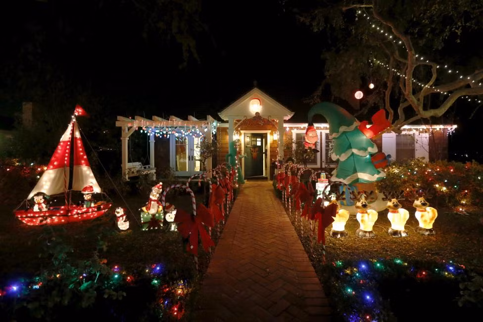 Hai bên đường dọc cổng vào nhà ở vùng Sleepy Hollow được trang hoàng lộng lẫy đón Noel với các mô hình đèn sáng rực.