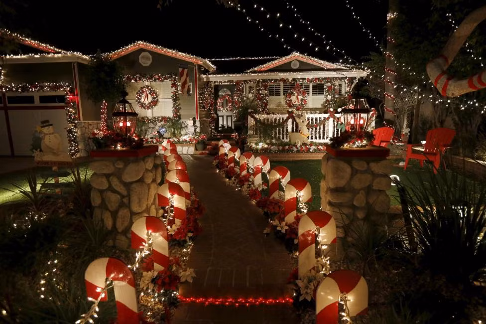 Một ngôi nhà trang hoàng lộng lẫy đón Giáng sinh ở vùng Sleepy Hollow của Torrance, California, Mỹ. Chủ nhà đã trang trí nhà với các mô hình ông già Noel, cảnh Chúa giáng sinh, đu quay bánh xe và người tuyết.