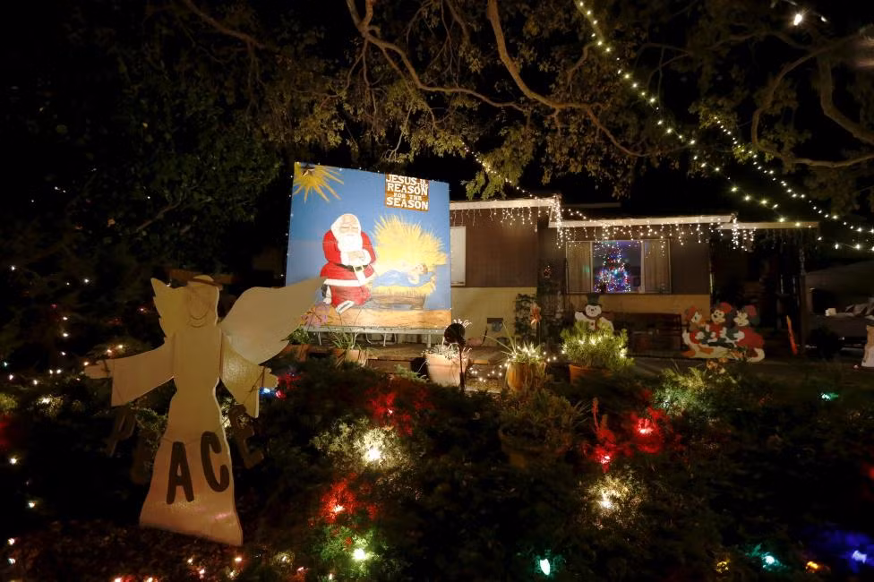 Ngôi nhà ở Torrance, California, còn dùng cả banner ông già Noel lớn trang hoàng khuôn viên bên ngoài.