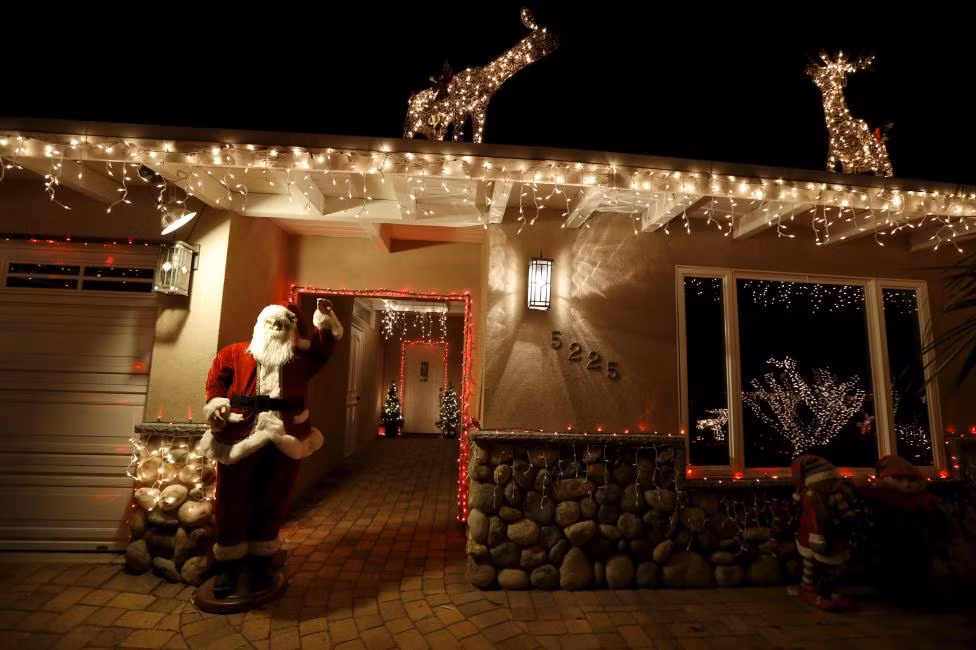 Ngôi nhà khác trên phố Sleepy Hollow cũng trang hoàng rất nhiều đèn quanh nhà để đón Noel.