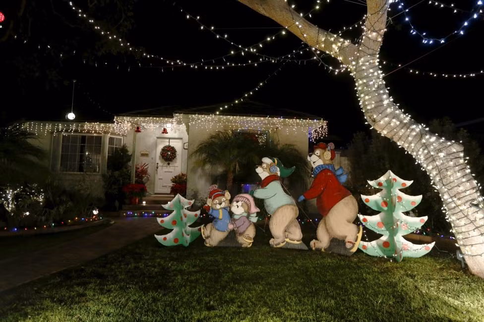 Các mô hình ngộ nghĩnh trước ngôi nhà ở Torrance, California.