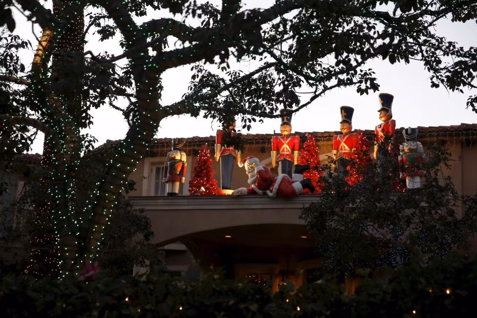 Một ngôi nhà ở Los Angeles, California, trưng bày rất nhiều mô hình Noel trên cổng vào.