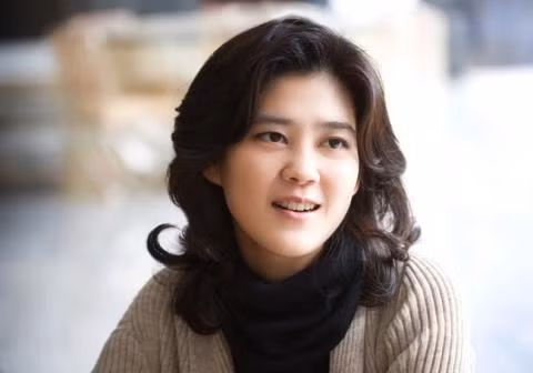 Chị gái của Lee Seo-Hyun là Lee Boo-Jin, là nữ tỷ phú giàu nhất Hàn Quốc với tổng tài sản khoảng 2,1 tỷ USD. Bà Lee Boo-Jin đang sở hữu cổ phiếu của nhiều công ty con và công ty liên kết với tập đoàn Samsung, trong đó có 3,9% cổ phần của Samsung SDS - đơn vị chuyên về dịch vụ công nghệ thông tin và 8% cổ phần tại Cheil Industries.