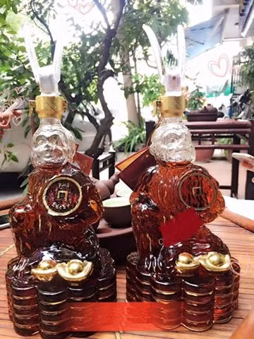 Những chai rượu ngoại hình con khỉ cũng được giới đại gia săn đón để làm quà tặng dịp Tết năm nay.