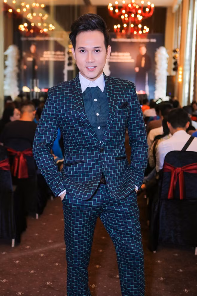 Nhiều ca sĩ đến tham dự buổi họp báo để chúc mừng thành tựu của nam ca sĩ Say tình. Nguyên Vũ lịch lãm trong bộ vest xanh lá cây.