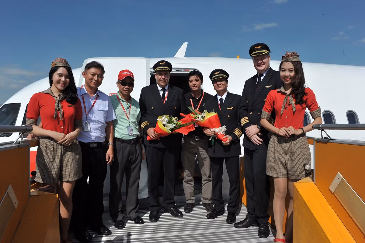 Tàu bay VN-A665 về đến sân bay Tân Sơn Nhất. Tàu bay mới của Vietjet là A321 ceo Sharklet thuộc thế hệ mới nhất của dòng tàu bay thân hẹp của Airbus có cấu hình 230 ghế ngồi, giúp tiết kiệm nhiên liệu, giảm khí thải và tiếng ồn ở mức thấp nhất.