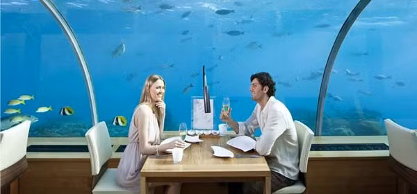 Nhà hàng dưới biển Ithaa ở Maldives: Nhà hàng Ithaa nằm ở đảo Rangali (Maldives), là một trong những nhà hàng độc đáo nằm dưới đại dương, ở độ sâu 5 m so với mặt biển. Với cấu trúc hình mái vòm, nhà hàng này giúp người xem thưởng thức được bức tranh toàn cảnh 180 độ dưới biển.
