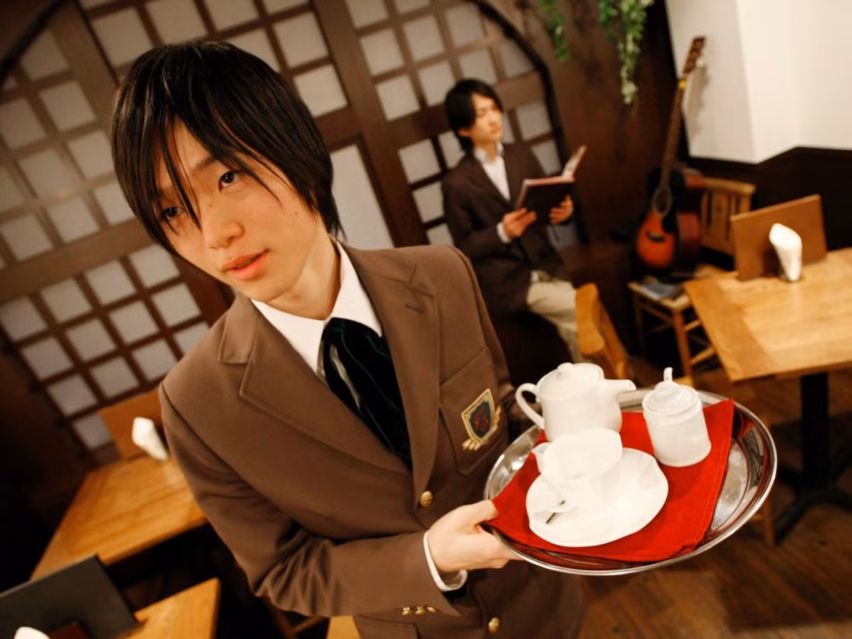 Quán cafe nam sinh đầu tiên của Tokyo (Nhật Bản): Edelstein Cafe là một trong một số quán ăn ở Nhật Bản, mà cả khách hàng và nhân viên đều hành xử như những cảnh từ truyện tranh manga. Ở đây, họ giao tiếp như giáo viên và học sinh.