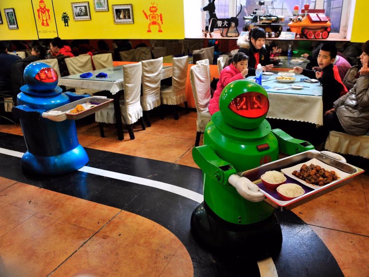 Robot cung cấp thức ăn cho khách hàng tại một nhà hàng ở Cáp Nhĩ Tân, Trung Quốc. Khai trương vào tháng 6/2012, nhà hàng này đã trở thành nổi tiếng với việc sử dụng 20 robot để nấu ăn và cung cấp các món ăn. Các robot có thể làm việc liên tục trong 5 tiếng sau khi sạc hai giờ.