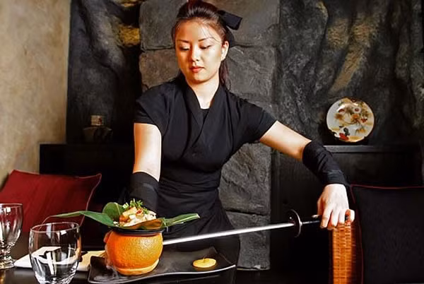 Nhà hàng Ninja, Manhattan, New York (Mỹ): Nhà hàng Ninja chuyên phục vụ những món ăn Nhật Bản nổi tiếng bằng một phong cách Ninja đặc biệt. Những người phục vụ mặc trang phục áo đen, bịt mặt và đeo kiếm như Ninja đích thực. Không chỉ có vậy, họ còn phục vụ thực khách cả những màn trình diễn võ thuật như trèo tường, múa kiếm, hay thổi bùng lên ngọn lửa.