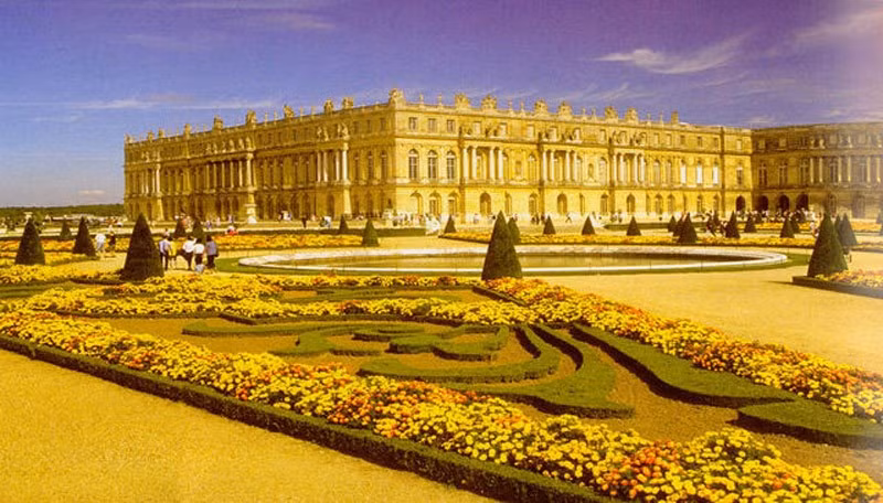 Cung điện Versailles được thiết kế bởi kiến trúc sư Mounsal, gắn liền với câu chuyện về một vị vua nổi tiếng của nước Pháp: Vua Mặt trời Louise XIV.