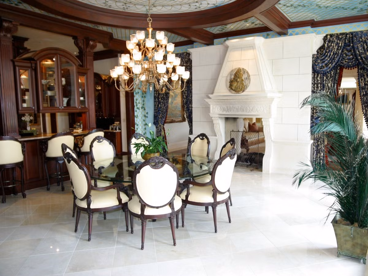 Biệt thự này còn có một phòng rượu khổng lồ và một rạp hát gia đình 25 chỗ ngồi với màn hình 170 inch.