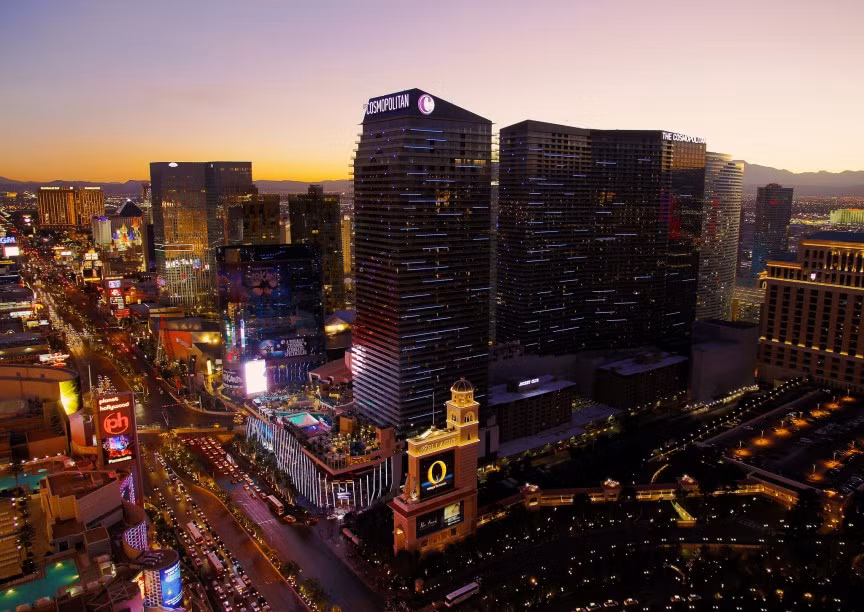 6. The Cosmopolitan: Cosmopolitan là một trong những casino mới nổi của thánh địa cờ bạc Las Vegas (Mỹ). Ngoài kinh doanh các bàn đánh bạc VIP, nơi đây còn có nhiều dịch vụ đi kèm để giữ chân khách chơi. Thậm chí, tại đây khách có thể chơi blackjack và poker từ thiết bị di động ở bất cứ nơi nào nhờ công nghệ chơi game mới của Cosmo.