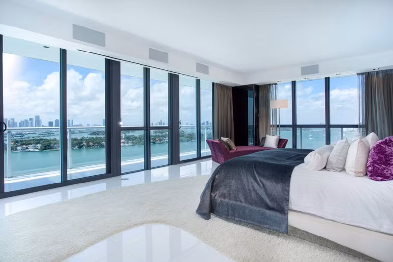 Toàn bộ căn hộ được trang bị một hệ thống đèn thắp sáng tự động hóa và hệ thống bảng điều khiển bức tường trong suốt.