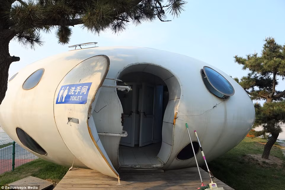 Toilet công cộng được lấy cảm hứng từ UFO tại một khu du lịch ở thành phố Nhật Chiếu.