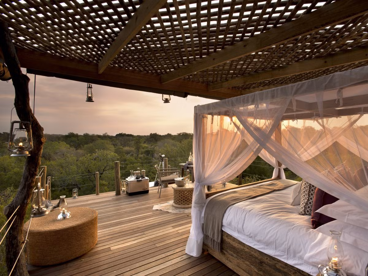 2. Khu nghỉ dưỡng sang trọng Lion Sands, Sabi Sand, Nam Phi: Lion Sands có tầm nhìn tuyệt đẹp ra sông Sabi. Các phòng được trang trí gỗ mun và ngà voi với nhiều hiện vật gốc Phi. Các phòng cũng có các cửa lớn để ngắm nhìn các loài động vật. Giá phòng ở đây khoảng 583 USD/đêm.