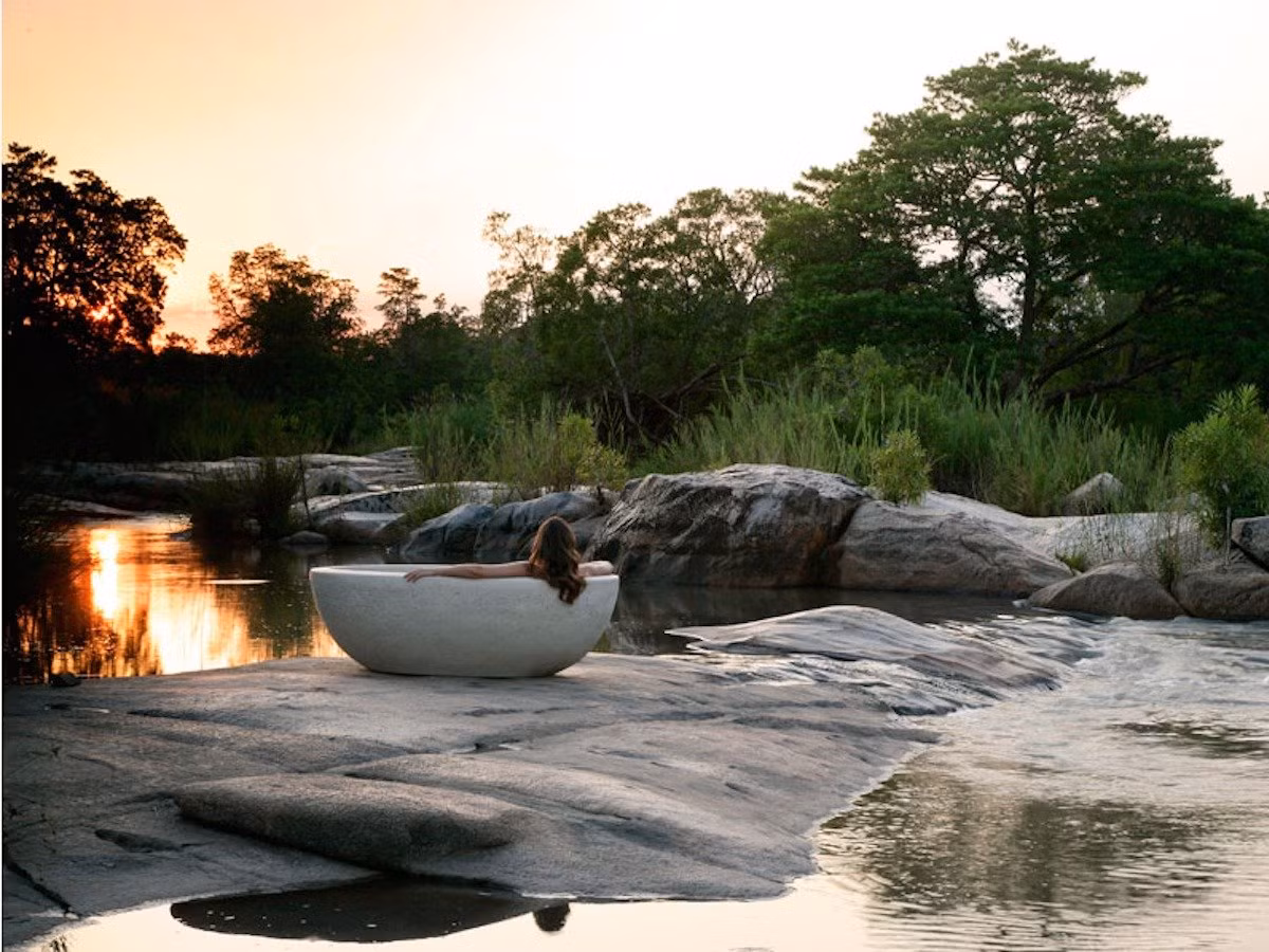 4. Londolozi Game Reserve, Mpumalanga, Nam Phi: Tọa lạc trong một khu rừng ven sông, Londolozi Game Reserve là một trong năm trại bảo tồn của khu vực. Tại đây du khách có thể khám phá những động vật hoang dã thông qua các chuyến du ngoạn và thưởng thức các bữa ăn tối dưới ánh nến ngoài trời với giá phòng khoảng 527 USD/đêm.