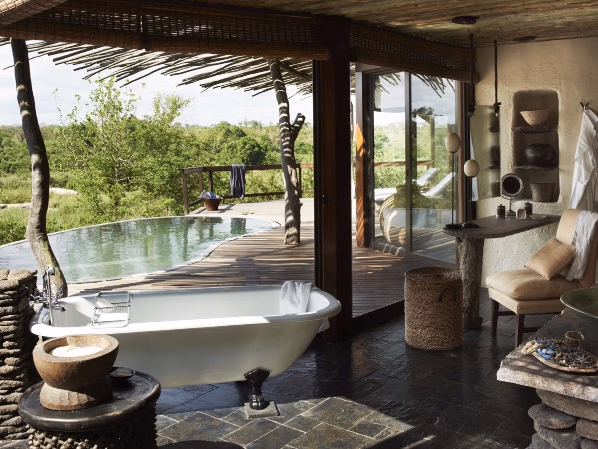 1. Singita Sabi Sand, Vườn quốc gia Kruger, Nam Phi: Nằm cạnh Công viên Quốc gia Kruger, Sabi Sand là một khu nghỉ dưỡng thiên nhiên sang trọng ở trung tâm khu bảo tồn cây bụi châu Phi để du khách có cơ hội ngắm nhìn nhiều loài động vật hoang dã. Tuy nhiên, giá phòng ở đây tương đối đắt, khoảng 1.250 USD/đêm.