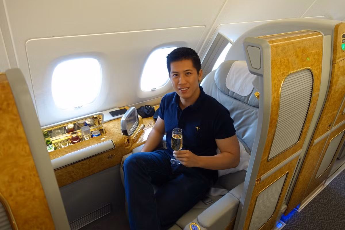 Hãng hàng không Emirates (thuộc các tiểu vương quốc Ả Rập thống nhất) cung cấp khoang hạng nhất máy bay dát vàng với những dịch vụ không khác gì khách sạn 5 sao.