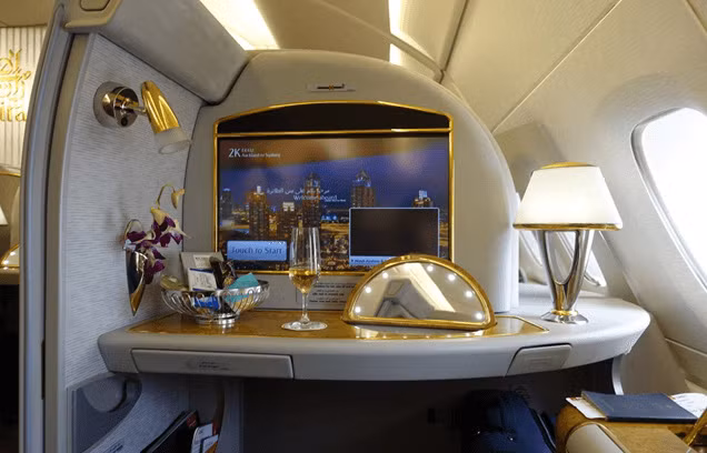 Rất nhiều đồ vật dát vàng bên trong cabin của hành khách khoang hạng nhất.
